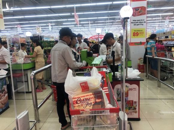 Nửa đêm, dân Sài Gòn vẫn rồng rắn vào siêu thị sắm tết - ảnh 20