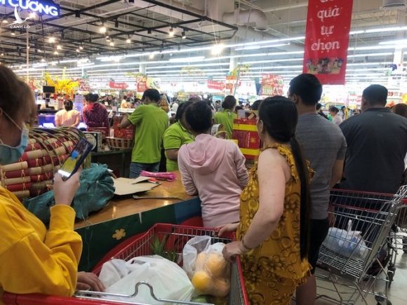 Nửa đêm, dân Sài Gòn vẫn rồng rắn vào siêu thị sắm tết - ảnh 4