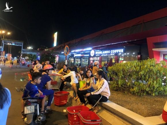 Nửa đêm, dân Sài Gòn vẫn rồng rắn vào siêu thị sắm tết - ảnh 31