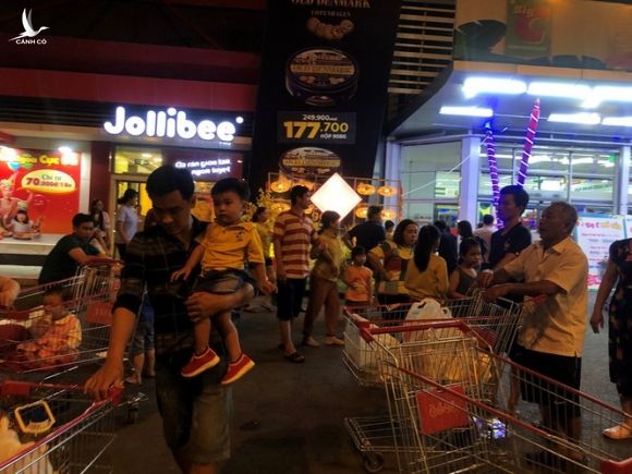 Nửa đêm, dân Sài Gòn vẫn rồng rắn vào siêu thị sắm tết - ảnh 30