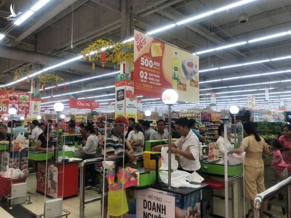 Nửa đêm, dân Sài Gòn vẫn rồng rắn vào siêu thị sắm tết - ảnh 19