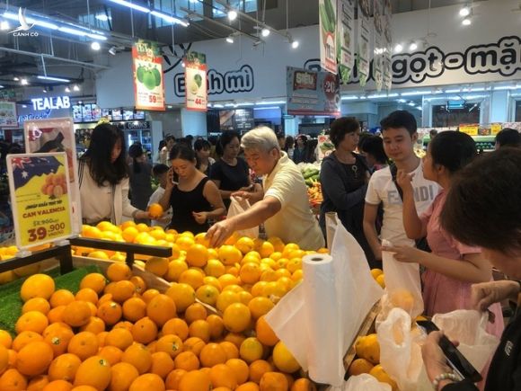 Nửa đêm, dân Sài Gòn vẫn rồng rắn vào siêu thị sắm tết - ảnh 6
