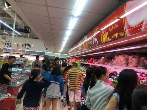 Nửa đêm, dân Sài Gòn vẫn rồng rắn vào siêu thị sắm tết - ảnh 5