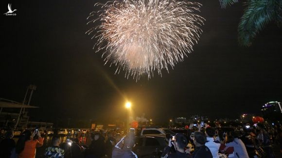 Hàng vạn người dân thủ đô 'lội nước' xem pháo hoa mừng xuân Canh Tý 2020 - ảnh 9