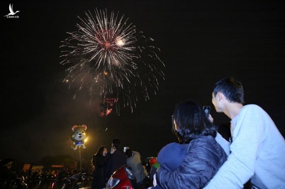 Hàng vạn người dân thủ đô 'lội nước' xem pháo hoa mừng xuân Canh Tý 2020 - ảnh 7