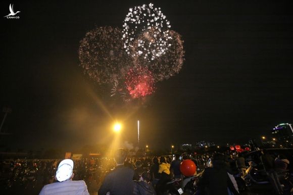 Hàng vạn người dân thủ đô 'lội nước' xem pháo hoa mừng xuân Canh Tý 2020 - ảnh 8