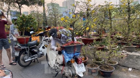 Người Sài Gòn đổ xô đi mua hoa, đường sá kẹt cứng vào cuối ngày - ảnh 10