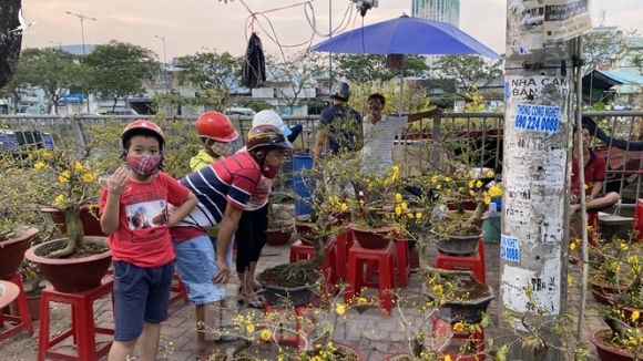 Người Sài Gòn đổ xô đi mua hoa, đường sá kẹt cứng vào cuối ngày - ảnh 11