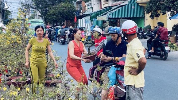 Người Sài Gòn đổ xô đi mua hoa, đường sá kẹt cứng vào cuối ngày - ảnh 12