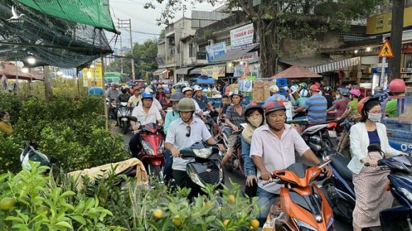 Người Sài Gòn đổ xô đi mua hoa, đường sá kẹt cứng vào cuối ngày - ảnh 4