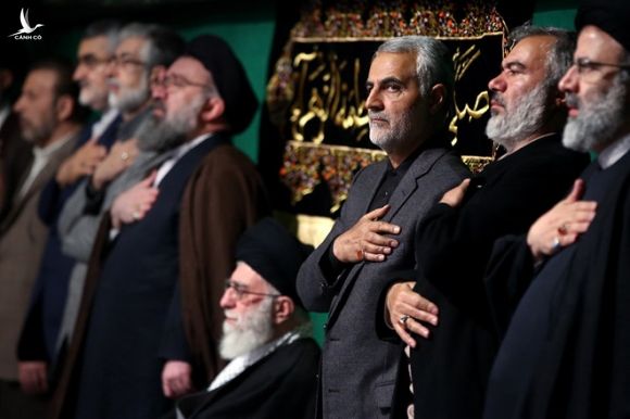 Thiếu tướng Qassem Soleimani (thứ 3 từ phải qua) chỉ báo cáo trực tiếp cho Lãnh tụ tối cao Ali Khamenei của Iran (ngồi) /// AFP