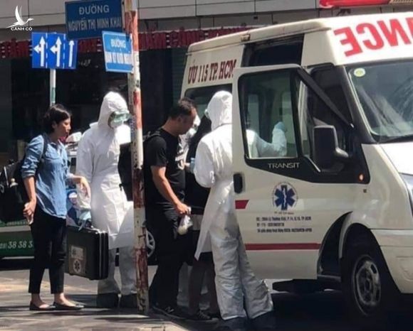 Thấy khách du lịch Đài Loan đang uống cà phê có triệu chứng lạ, người dân lập tức gọi ngay Trung tâm cấp cứu 115 /// Ảnh: CTV