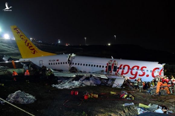 Máy bay gãy thành 3 đoạn khi hạ cánh, 3 người chết, 179 người bị thương - ảnh 1
