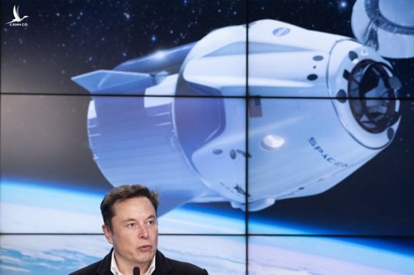 Tỉ phú Elon Musk muốn đưa du khách bay xa hơn vào vũ trụ - ảnh 1