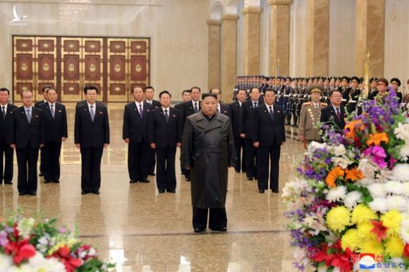 Chủ tịch Triều Tiên Kim Jong Un xuất hiện lần đầu sau khi COVID-19 bùng phát - Ảnh 1.