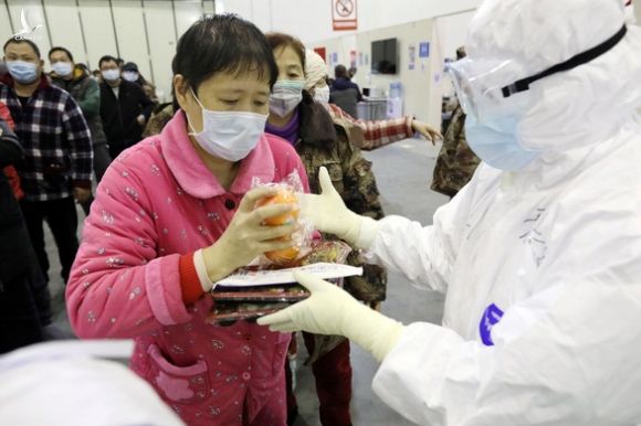 Trung Quốc công bố: 80,9% ca nhiễm COVID-19 nhẹ, 13,8% nghiêm trọng, 4,7% nguy kịch - Ảnh 1.