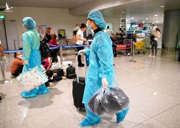 Hành khách từ Hàn Quốc về bị cách ly tại sân bay Tân Sơn Nhất /// Ảnh: Độc lập