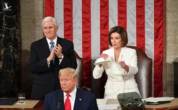 Ông Trump vừa kết thúc phát biểu, bà Pelosi xé bản Thông điệp Liên bang trong tay mình