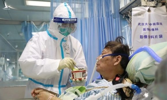 Y tá chăm sóc bệnh nhân nhiễm nCov tại một bệnh viện ở Vũ Hán. Ảnh: Reuters.