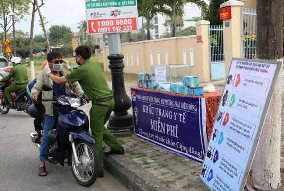 Công an Đà Nẵng phát khẩu trang miễn phí cho người dân chống virus Corona - ảnh 2