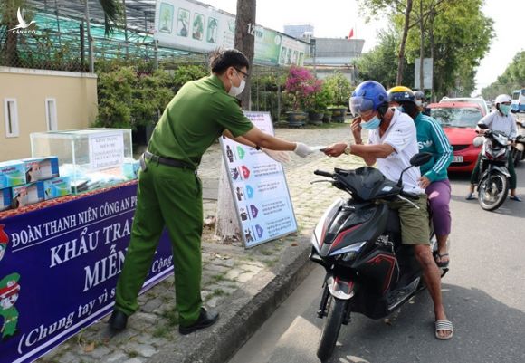 Công an Đà Nẵng phát khẩu trang miễn phí cho người dân chống virus Corona - ảnh 3