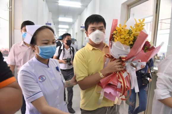 Bệnh viện Chợ Rẫy cho bệnh nhân Trung Quốc nhiễm corona xuất viện - Ảnh 3.