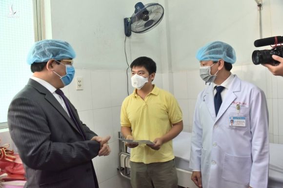 Bệnh viện Chợ Rẫy cho bệnh nhân Trung Quốc nhiễm corona xuất viện - Ảnh 2.