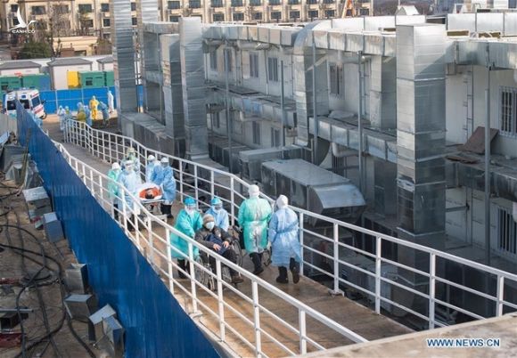 Bệnh viện dã chiến Vũ Hán đón bệnh nhân đầu tiên sau 10 ngày xây dựng - 5