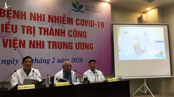 Bệnh nhi 3 tháng tuổi, ca bệnh COVID-19 nhỏ nhất Việt Nam xuất viện - Ảnh 1.