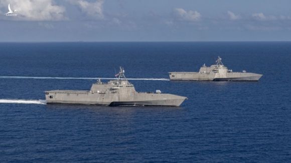 Tàu USS Montgomery (trái) và tàu USS Gabrielle Giffords trên Biển Đông ngày 28.1 /// Command Destroyer Squadron 7