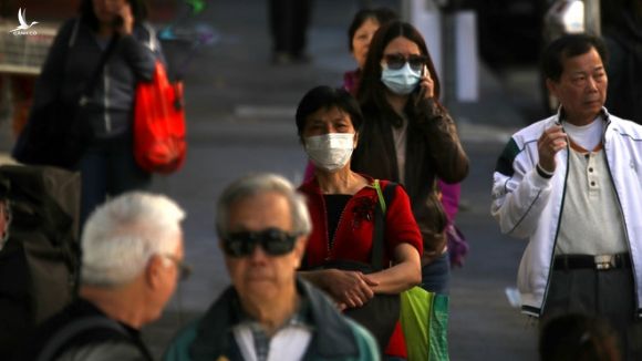 Người dân đeo khẩu trang tại San Francisco, bang California /// AFP