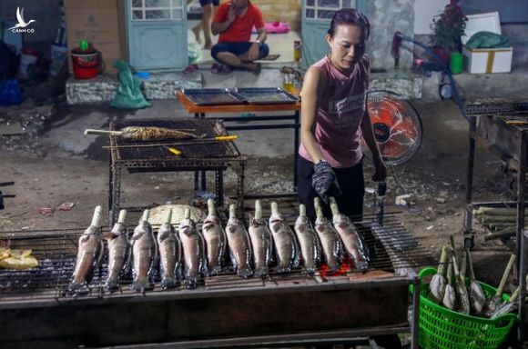 Gia đình nướng 3.000 con cá lóc ngày vía Thần tài