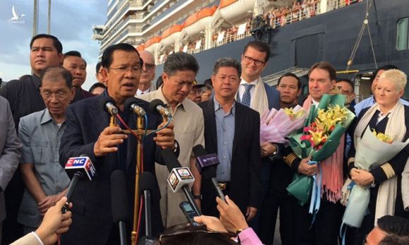 Thủ tướng Campuchia Hun Sen phát biểu khi tới chào đón du khách tại cảng Sihanoukville hôm 14/2. Ảnh: Khmer Times.