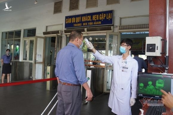 Kiểm tra thân nhiệt khách ở ga Sài Gòn chống dịch do virus corona