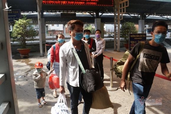 Kiểm tra thân nhiệt khách ở ga Sài Gòn chống dịch do virus corona