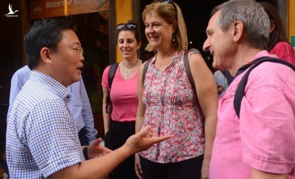 Chủ tịch Quảng Nam dạo phố cổ Hội An, trò chuyện với khách Tây