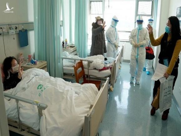 Một phụ nữ đã khỏi bệnh và được cho xuất viện tại một bệnh viện tại TP Vũ Hán. Ảnh: SCMP