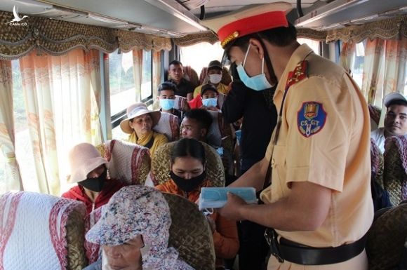CSGT Đắk Lắk phát hàng nghìn khẩu trang y tế miễn phí cho người dân - Ảnh 1