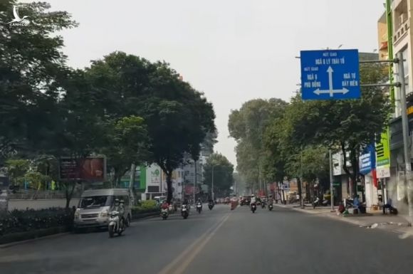 Đoạn đường từ Nguyễn Thị Minh Khai đến Cách Mạng Tháng Tám được cho là nơi thường xảy ra kẹt xe. Nhưng nay vẫn vắng vẻ, thông thoáng, ít phương tiện lưu thông /// Ảnh: Ngô Bảo Phương