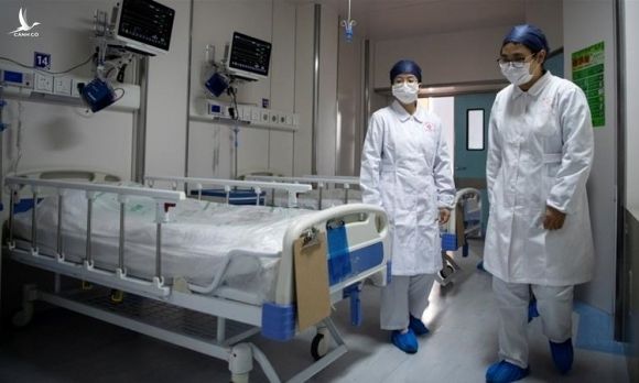 Y tá tại một phòng cách ly cho bệnh nhân nhiễm nCoV ở Thượng Hải ngày 17/2. Ảnh: Reuters.