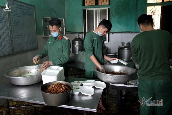 Tất bật nấu hàng trăm suất cơm trong khu cách ly ở Lạng Sơn