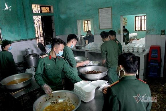 Tất bật nấu hàng trăm suất cơm trong khu cách ly ở Lạng Sơn