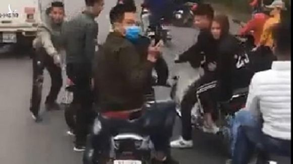 Cản trở xe đưa tân binh lên đường nhập ngũ, 4 thanh niên đã nhận "cái kết đắng" /// Ảnh Chụp màn hình