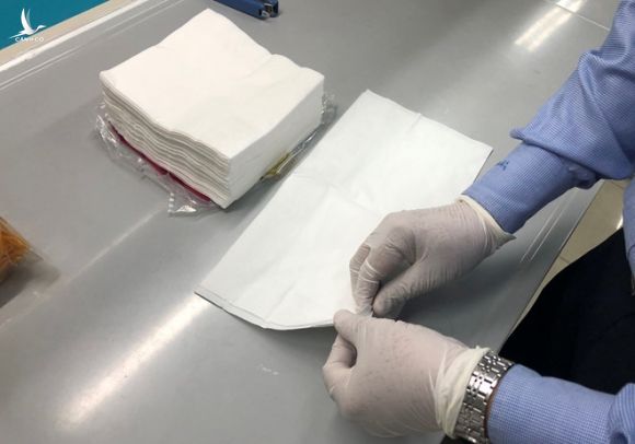 Bác sĩ chỉ cách làm khẩu trang bằng khăn giấy phòng virus corona gây 'sốt' mạng - ảnh 3