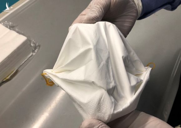 Bác sĩ chỉ cách làm khẩu trang bằng khăn giấy phòng virus corona gây 'sốt' mạng - ảnh 8