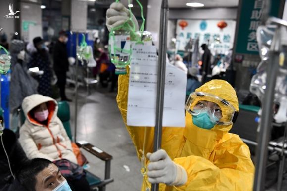 Nhân viên y tế truyền dịch cho bệnh nhân tại một bệnh viện ở thành phố Vũ Hán, Trung Quốc ngày 3.2 /// Reuters