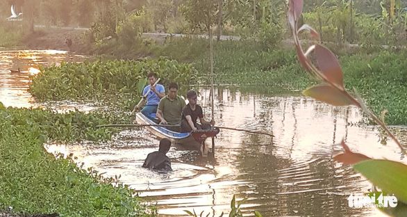 Công an lội kênh tìm vật chứng vụ Tuấn khỉ xả súng ở Củ Chi - Ảnh 4.