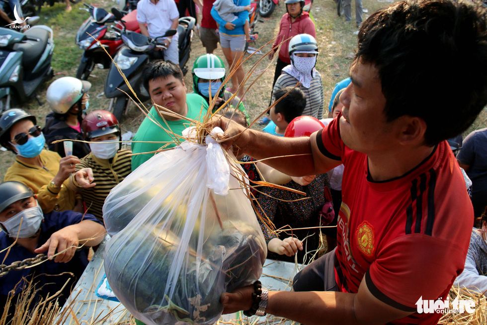 Người Sài Gòn xếp hàng ‘giải cứu’ dưa hấu, có người mua cả tấn làm từ thiện - Ảnh 3.