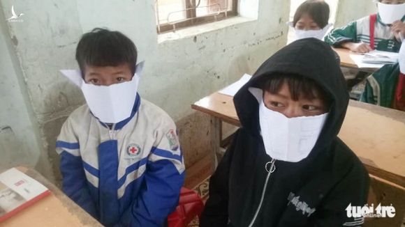 Học sinh miền núi Nghệ An đeo khẩu trang... bằng giấy phòng virus corona - Ảnh 1.