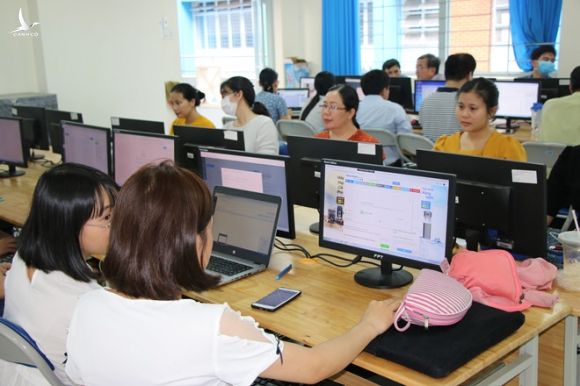 Giáo viên Trường THPT Nguyễn Du (Q.10, TP.HCM) thực hiện việc dạy học trực tuyến /// Bảo Châu